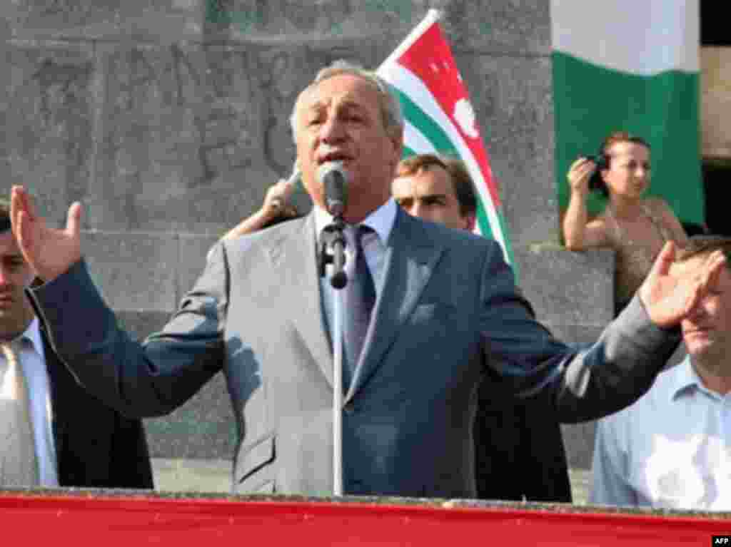 Abkhaz leader Sergei Bagapsh addresses the public in Sukhumi - EORGIA, Sukhumi : The President of Abkhazia Sergei Bagapsh speaks to residents of Sukhumi celebrating the recognition of Abkhazia's independence by the Russian Federation on August 26, 2008.