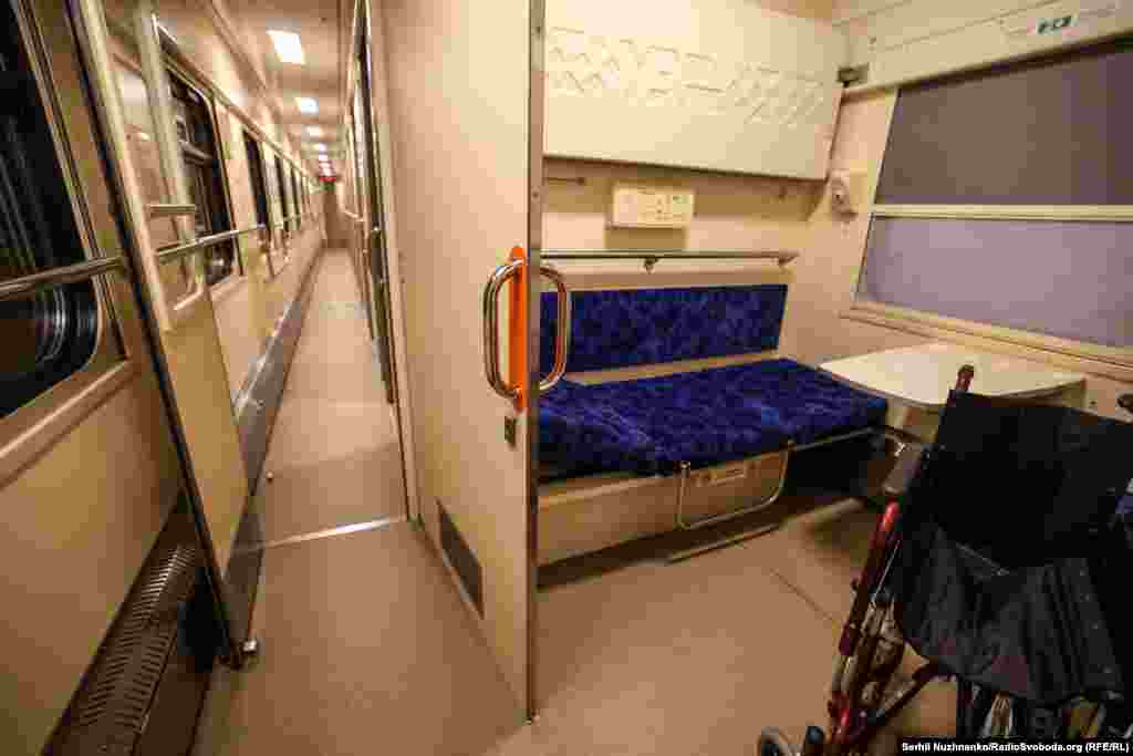 «Укрзалізниця» також продемонструвала вагони, адаптовані для перевезення людей з інвалідністю
