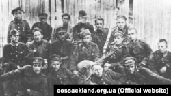 Віктор Цимбал (другий зліва в першому ряду) серед інтернованих вояків УНР. Польща, 1921 рік