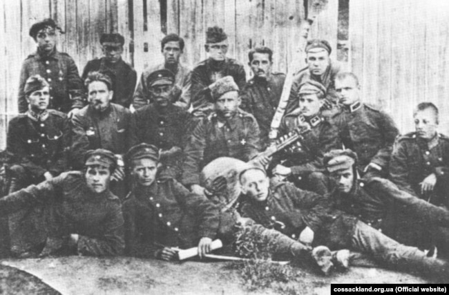 Віктор Цимбал (другий зліва в першому ряду) серед інтернованих вояків УНР. Польща, 1921 рік