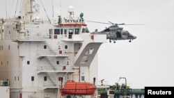 Un elicopter al Marinei Franceze planează deasupra petrolierului Deyna, sub pavilion mozambican, în timpul unei operațiuni de interceptare în vestul Mării Mediterane. STATUL FORȚEI DE APĂRARE FRANCEZE/AFP