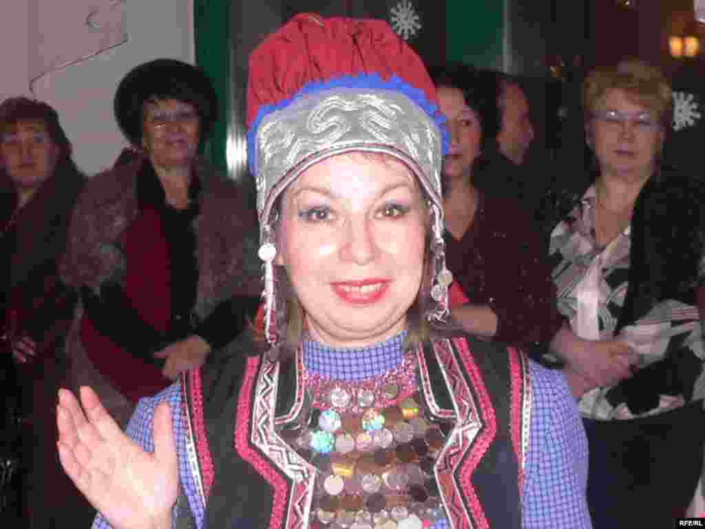 Нардуган кояшның туган көне бәйрәме дип санала. - Билгеле казанлы тамада һәм элеккеге театр артисты Аграфена Васильева Нардуган бәйрәмен шау-шулы туй һәм халыкчан спектакль итеп алып барды.