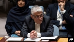 Ambasadorul iranian la ONU, Amir Saeid Iravani, ascultă cu vădită neplăcere remarcile reprezentantului permanent israelian la ONU, Gilad Erdan, la o ședință din aprilie 2024 a Consiliului de Securitate ONU. 