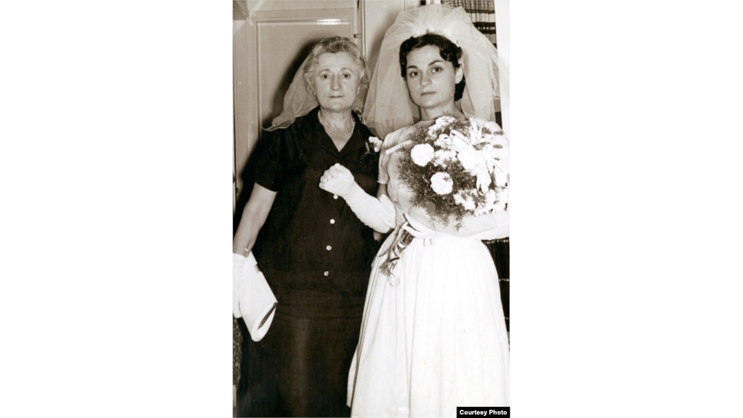 Iz privatne arhive brata Rašel Maline: Rašel s majkom Simhom na dan vjenčanja u Izraelu, 1963. godine.