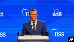 АҚШ қорғаныс министрі Пит Хегсет Сингапурдағы қауіпсіздік форумында сөйлеп тұр. 31 мамыр 2025 жыл.