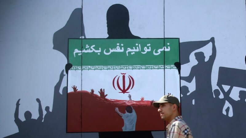 افغان کډوال: ایران د استوګنې د قانوني کولو په یوه کارت ۱۰۰ میلیونه تومان غواړي چې وس یې نه لرو