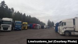 Грузавікі на стаянцы