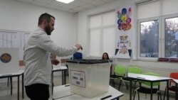 Një person duke votuar në shkollën Faik Konica në Prishtinë. 