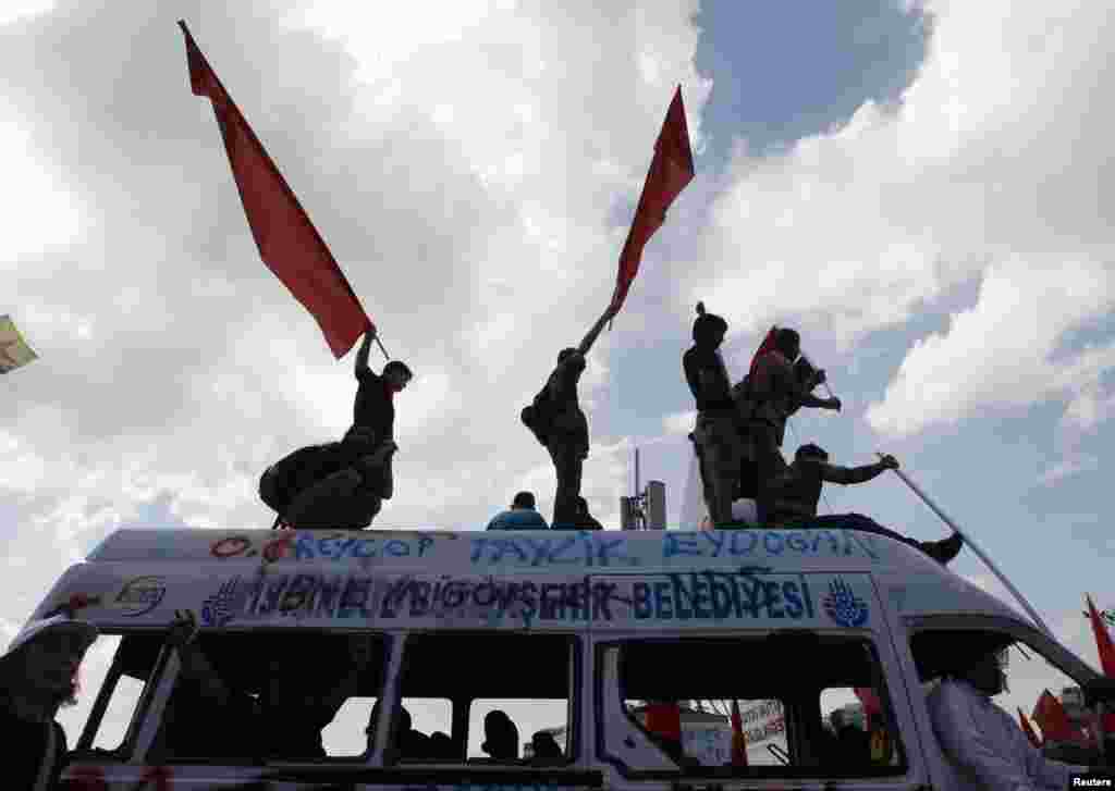 Protestatari pe un autobuz distrus în piața Taksim la Istanbul, 4 iunie 2013