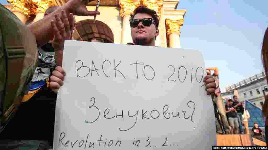 Учасники акції &laquo;Терпіти більше не можна&raquo; на майдані Незалежності у Києві, 2 липня 2019 року. Кілька сотень активістів, які виступили проти&nbsp;рішення ЦВК зареєструвати&nbsp;відеоблогера Анатолія Шарія та екскерівника Адміністрації президента часів Віктора Януковича Андрія Клюєва кандидатами в народні депутати на дочасних виборах у Верховну Раду 21 липня. Активісти заявили, що вийшли на протест проти &laquo;проросійського реваншу&raquo;. ПЕРЕГЛЯНЬТЕ ФОТОГАЛЕРЕЮ