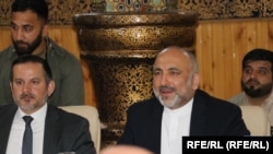محمد حنیف اتمر وزیر خارجه افغانستان حین صحبت در نشستی با وزیر خارجه ترکمنستان در ولایت هرات ۱۵ جوزا ۱۴۰۰