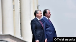 Президенты Узбекистана и Таджикистана Шавкат Мирзиеев и Эмомали Рахмон.