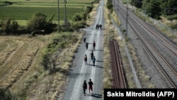 Migranti na putu između makedonske i grčke granice (foto arhiv)