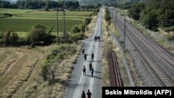 Мигранти одат до железнички пруги кај Идомени на границата меѓу Грција и Северна Македонија. (архивска фотографија). 