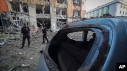 Pe 25 mai, poliția ucraineană căuta printre dărâmăturile magazinului de bricolaj din Harkov bombardat de forțele ruse. 