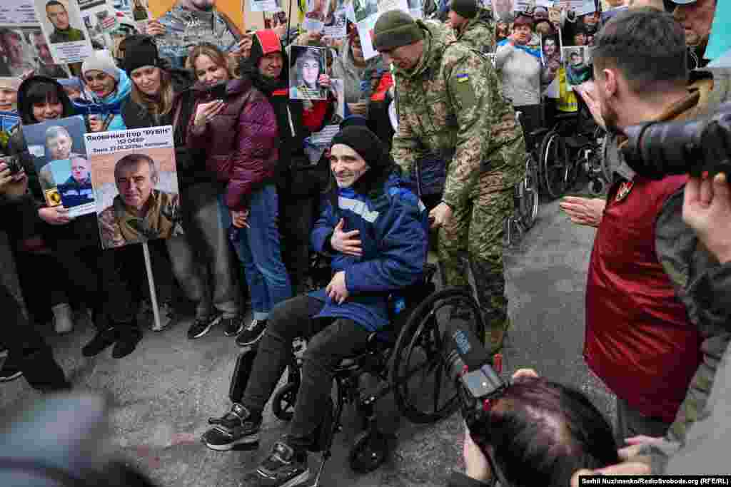 Колишній полонений висловлює свою подяку людям, які вітають з поверненням на рідну землю, 11 квітня 2026 року