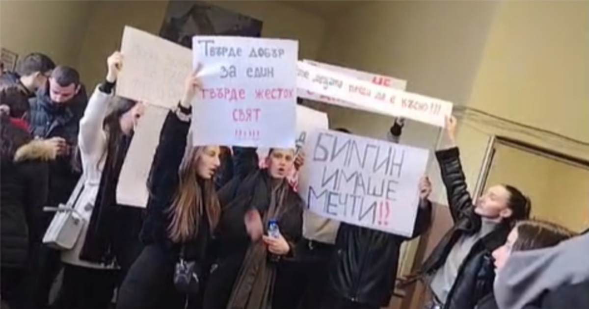 18-годишно момче е намерено мъртво, полицията разследва самоубийство. Ученици на