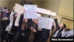 Кадър от протест на ученици от СУ „Кирил и Методий“ след самоубийството на 18-годишния Билгин Алишев, януари 2026 г.