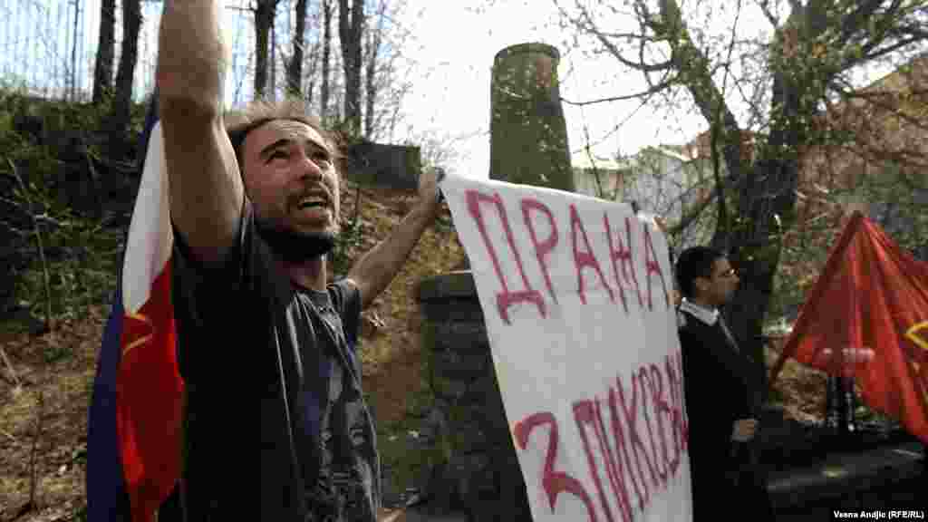 Protesti ispred Suda u Beogradu tokom sudskog procesa o rehabilitaciji Draže Mihailovića, 23. mart 2012.