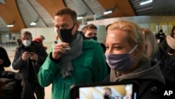 Олексій Навальний з дружиною Юлією в аеропорту Шереметьєво. Після прильоту в Росію Навального затримали