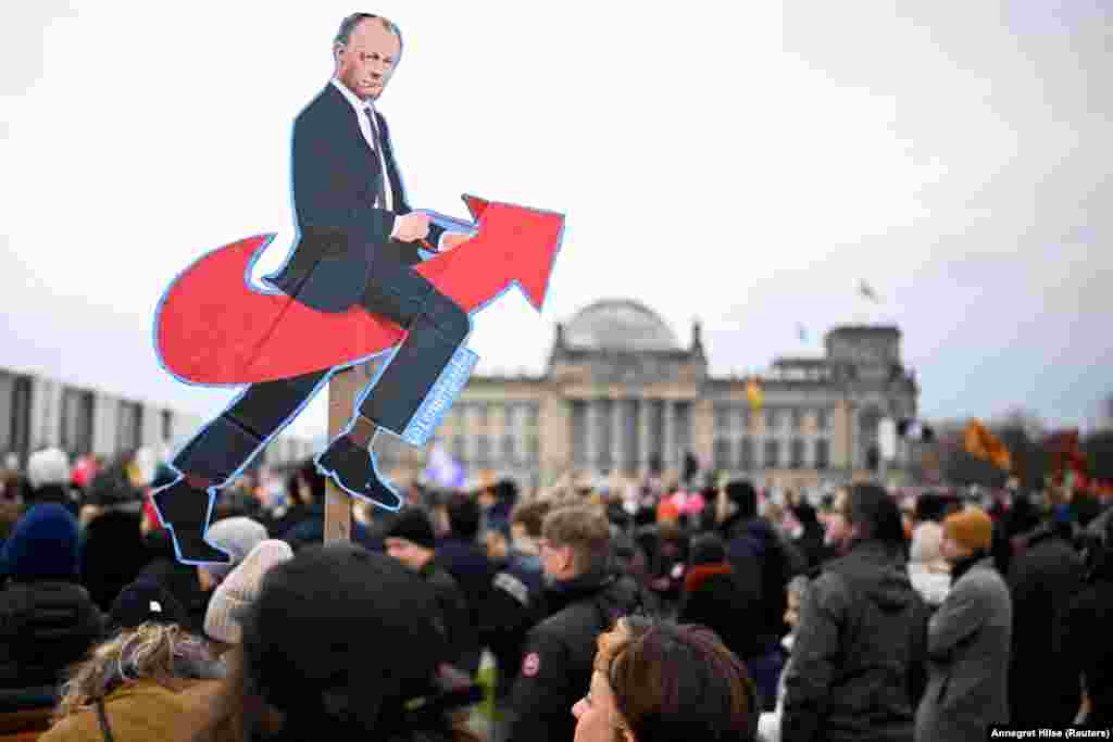 Protestuesit duke kundërshtuar bashkëpunimin mes Merzit dhe AfD-së.