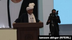 افغان ولسمشر محمد اشرف غني د سولې په مشورتي لویه جرګه کې د دغې جرګې د پرانیستې په مراسمو کې د وینا په حال کې