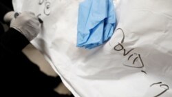 COVID-19 марқұмын жерлеу қабы. Нью-Йорк, АҚШ, 10 сәуір, 2020 жыл