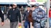 «Платёж за бдительность». В России предложили платить за доносы на мигрантов 
