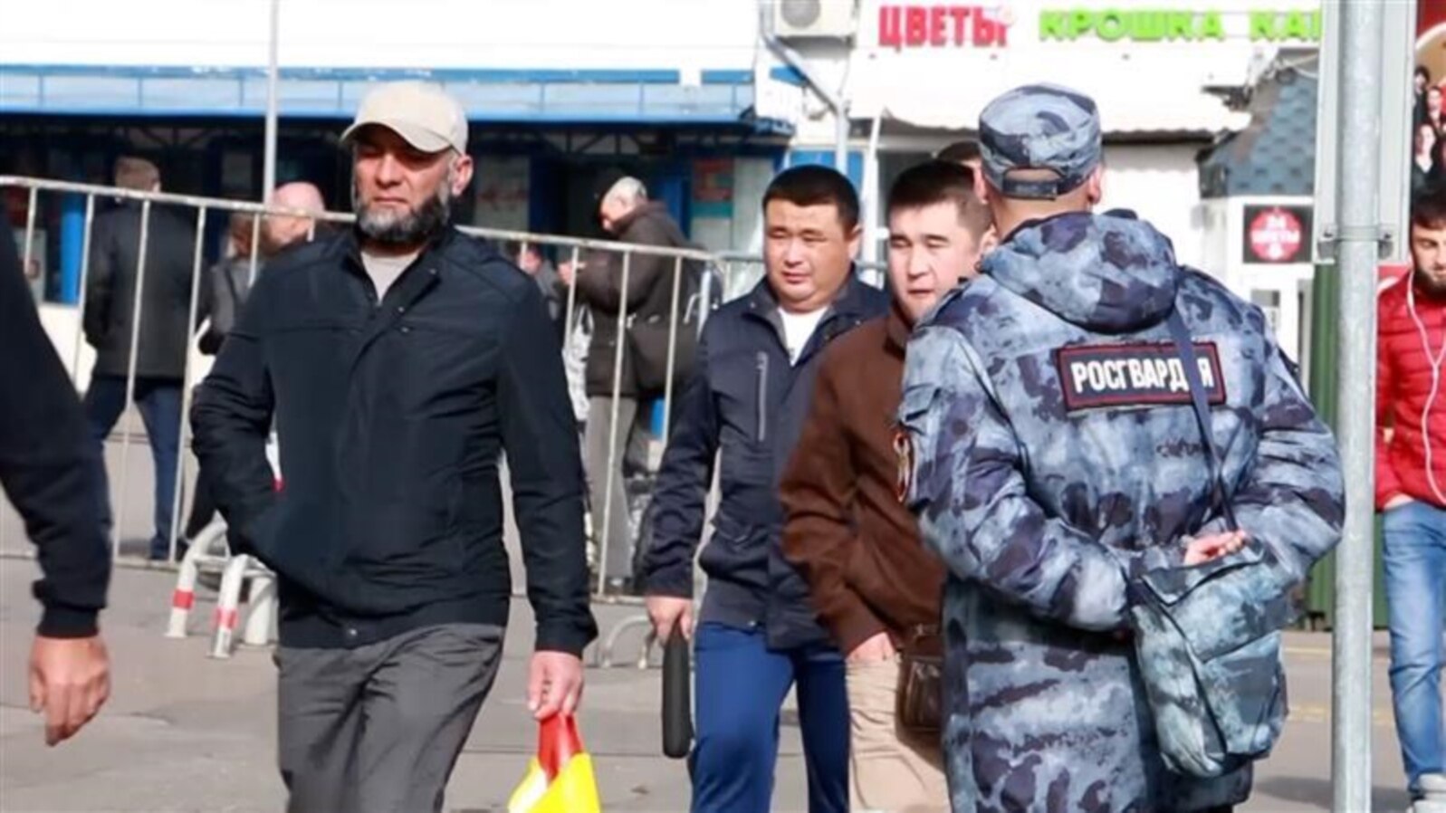 «Платёж за бдительность». В России предложили платить за доносы на мигрантов 