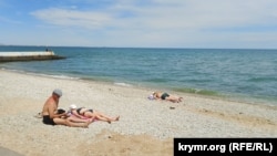 На пляжах південно-східного Криму майже немає відпочивальників. Феодосія, травень 2026 року