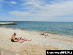 На пляжах юго-восточного Крыма почти нет отдыхающих. Феодосия, Крым, май 2026 года