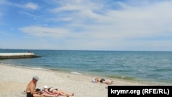 Феодосия жағалауында турист жоқтың қасы.