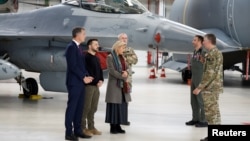 Președintele ucrainean, Volodimir Zelenski, și premierul belgian, Alexander De Croo, în vizita din 28 mai la baza aeriană Melsbroek, care găzduiește cursuri de instruire a piloților ucraineni.