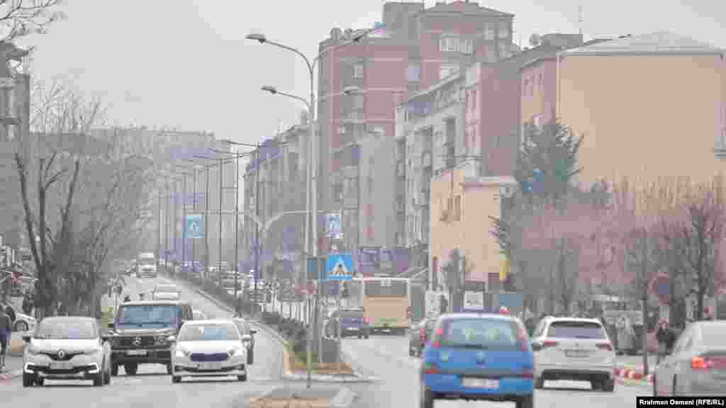 Përveç makinave, në mesin e ndotësve kryesorë të ajrit në Kosovë bëjnë pjesë edhe termocentralet me qymyr, shtëpitë që ngrohen me stufa me dru apo thëngjill, si dhe mungesa e hapësirave të mjaftueshme të gjelbëruara.