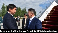 Монголиянын президенти Халтмаагийн Баттулганы премьер-министр Мухаммедкалый Абылгазиев аэропорттон тосуп алды. 12-июнь, 2019-жыл. Бишкек.