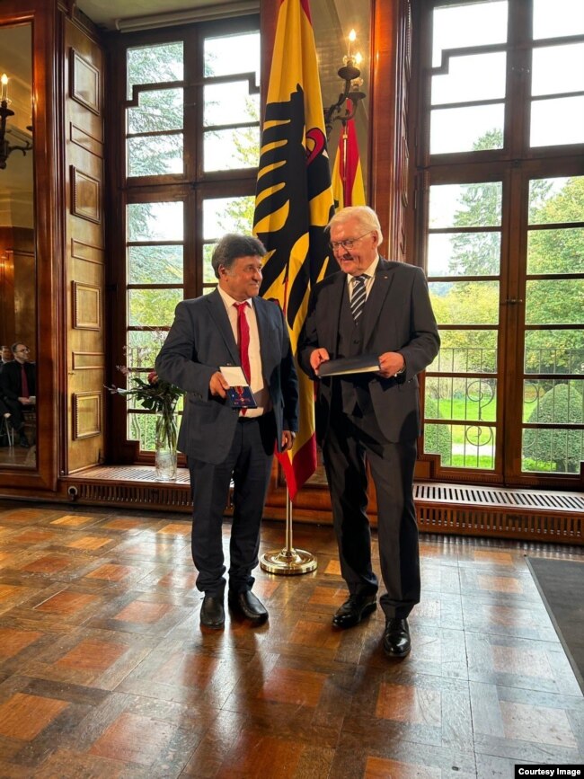 مهدی جعفری گرزینی، فعال مدنی و اجتماعی ایران نیز از اشتاین‌مایر «نشان لیاقت» دریافت کرد