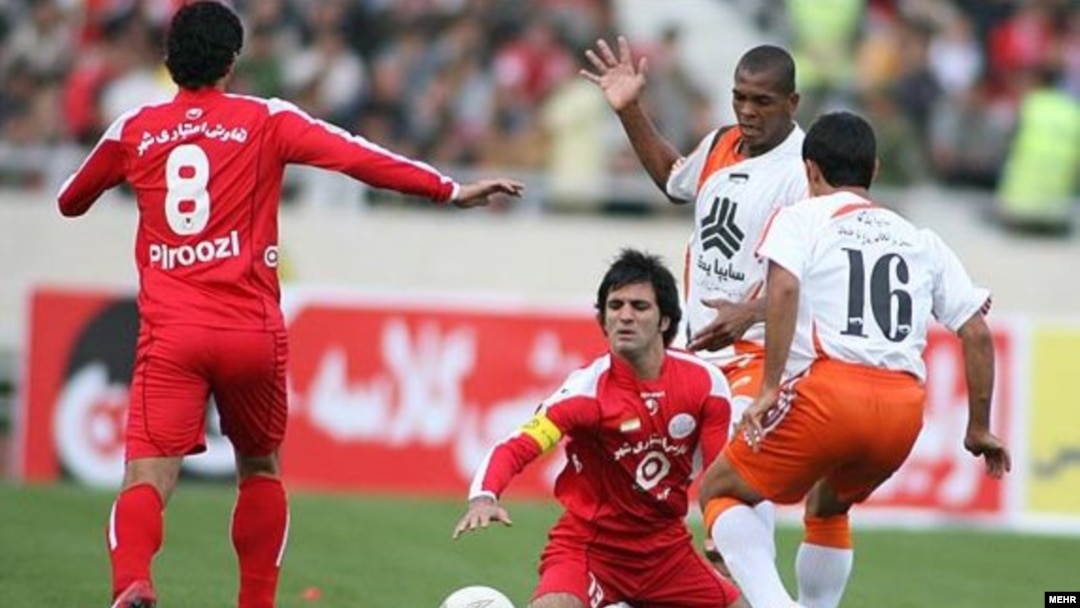 پرسپوليس، پييشتاز رقابت ها، با تک گل محسن خليلی يک بر صفر تيم سايپا، دارنده عنوان قهرمانی فصل پيش را شکست داد