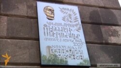 Հայտնի կինոռեժիսորի հուշատախտակը՝ իր տան բակում