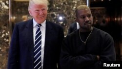 Rapperul Kanye West cu Donald Trump, pe care îl admiră, deși și el și-ar dori să devină președinte SUA.