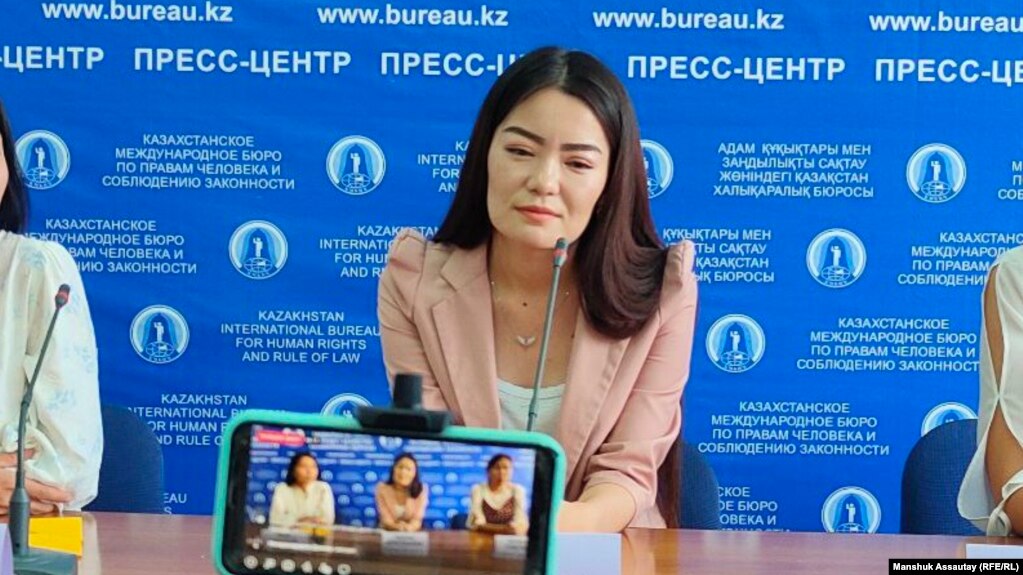 Гражданская активистка Аружан Дүйсебаева на пресс-конференции. Архивное фото
