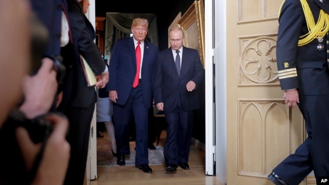 Presidenti i SHBA Donald Trump (majtas) dhe presidenti rus Vladimir Putin (djathtas) kanë një takim privat në pallatin presidencial në Helsinki, 16 korrik 2018. Foto AP