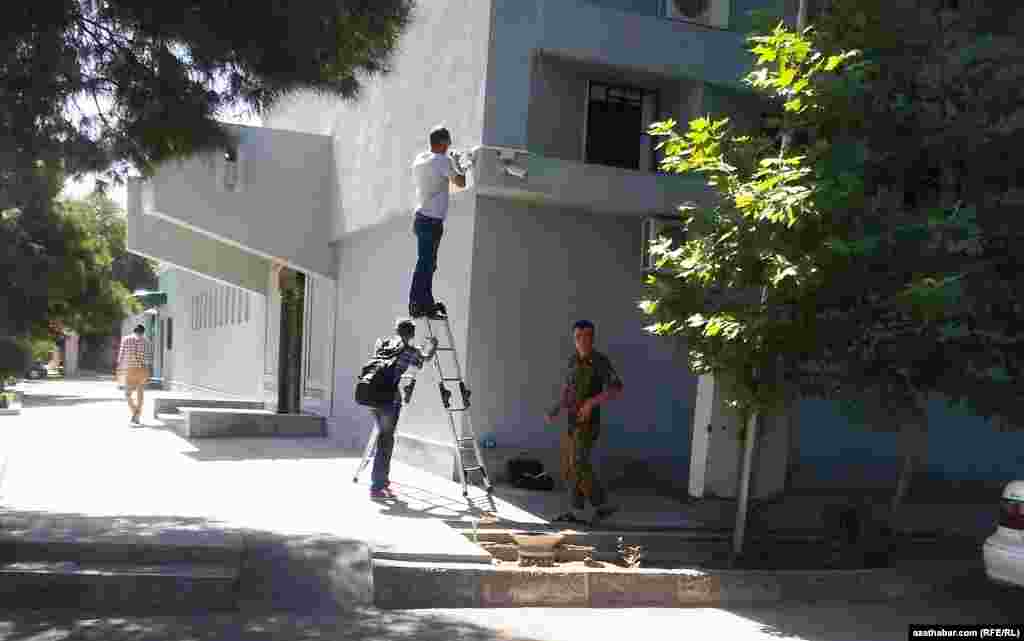 Türkmenabatdaky hökümet edaralaryna döwlet işgärleri wideo-kameralary ýerleşdirýärler.