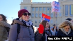 Crvena šaka koja simbolizuje krvave ruke, pozivajući na odgovornost zbog stradanja ljudi u Novom Sadu