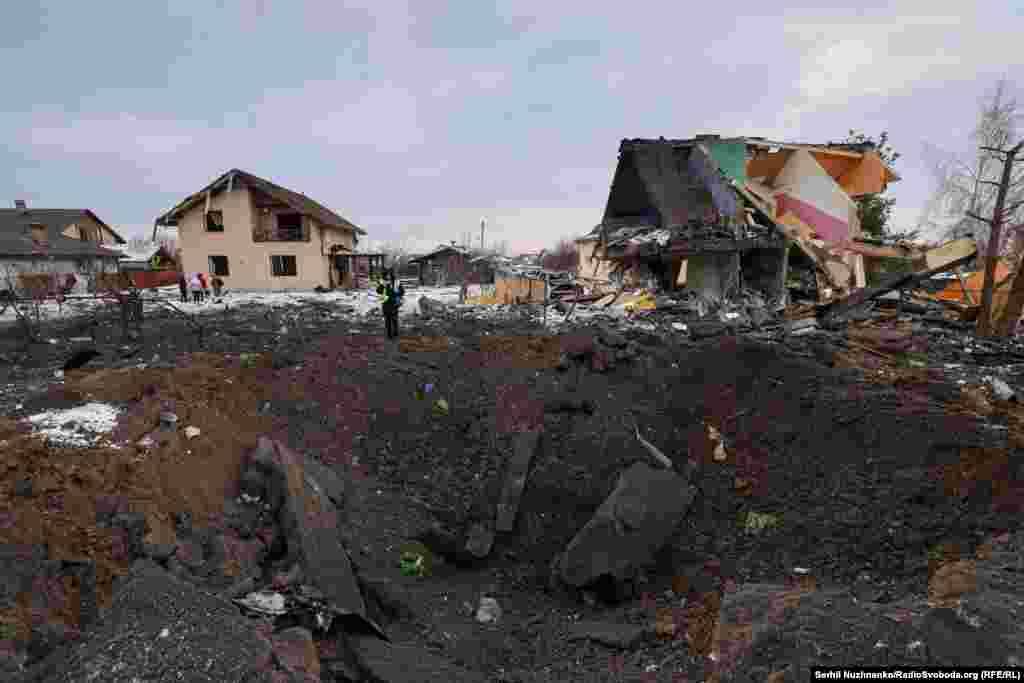 За словами президента України Володимира Зеленського, головна ціль удару РФ – енергетика, є пошкодження залізниці, також постраждали звичайні житлові будинки.У Путрівці утворилася вирва на місці удару