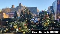 Jelke s ukrasima namenjene "Božićnom selu" koji bi trebalo da bude postavljeno umesto šatora pristalica vlasti ispred Skupštine Srbije.