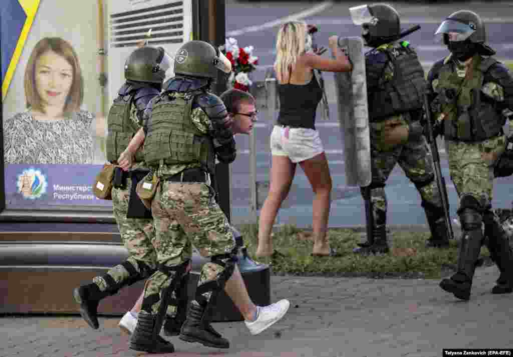 Snage sigurnosti vrše hapšenja u Minsku 11. augusta tokom memorijalnog događaja na mjestu na kojem je poginuo jedan demonstrant.