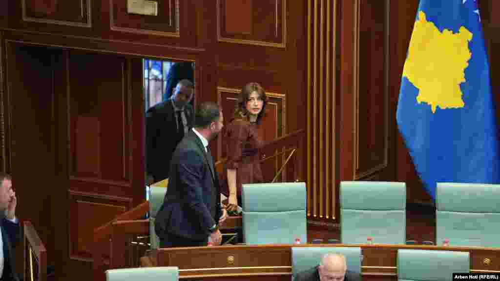 Kryeparlamentarja Albulena Haxhiu duke shkuar drejt ulëses së saj, para nisjes së vazhdimit të seancës në orën 14:00, e cila më pas u shty për në orën 19:00. Po ashtu, në mëngjes ajo shtyu seancën në mungesë të deputetëve opozitarë. 