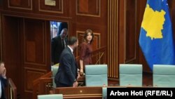 Kryeparlamentarja Albulena Haxhiu.