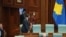 Anëtarë të kabinetit qeverisës duke duartrokitur në fund të seancës kur deputetët dështuan të zgjedhinin presidentin e ri të Kosovës. 