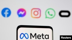 Илюстрация на логото на Meta на смартфон пред екран с лого на Facebook, Messenger, Instagram, WhatsApp, Oculus. 